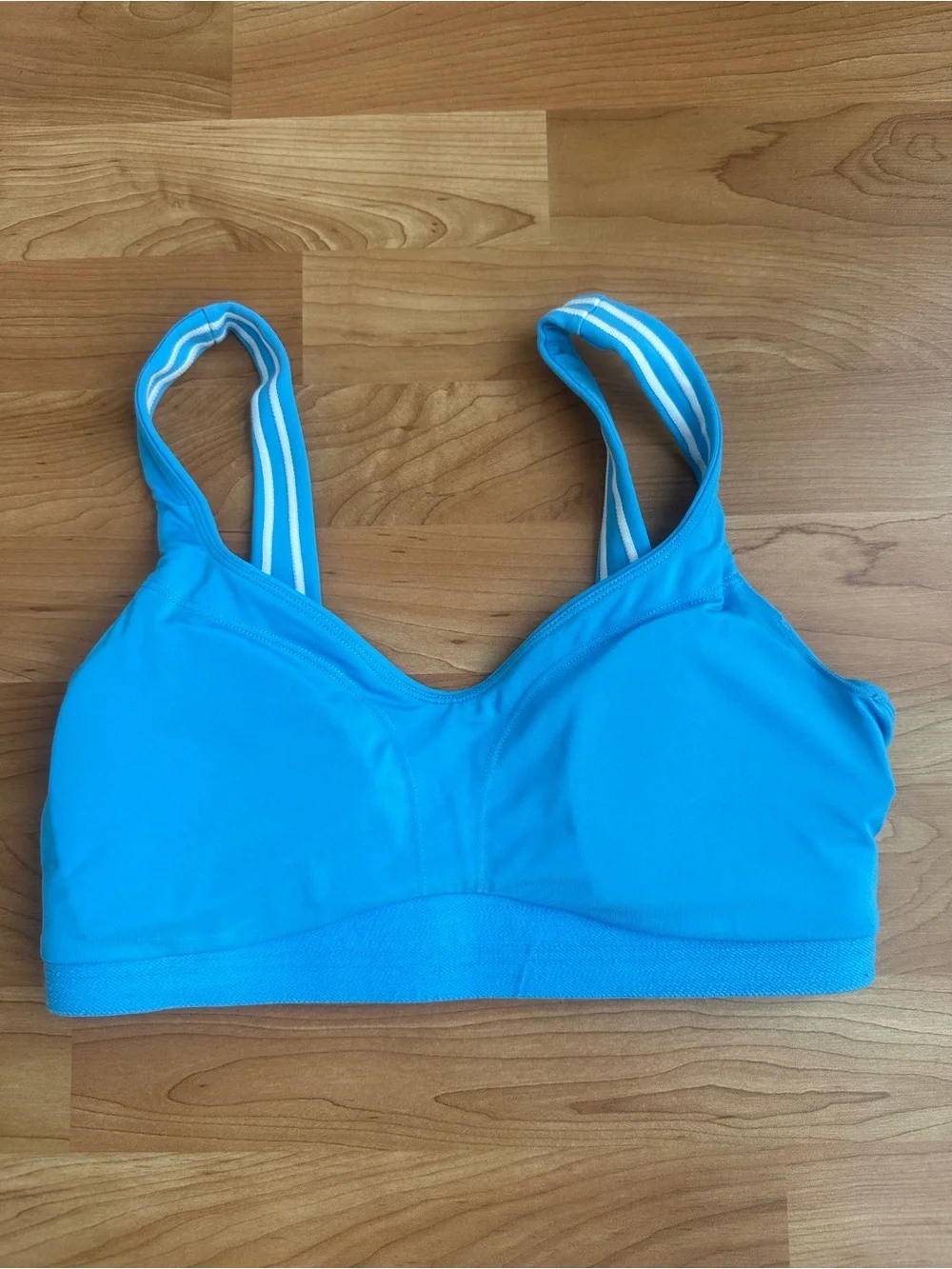 NEVER WORN ALO Yoga Airbrush Heart Throb Sports Bra